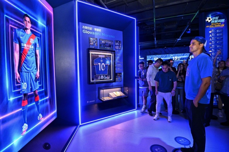 莫雷诺时隔三年重返申花基地 265场86球功勋外援探访八万人