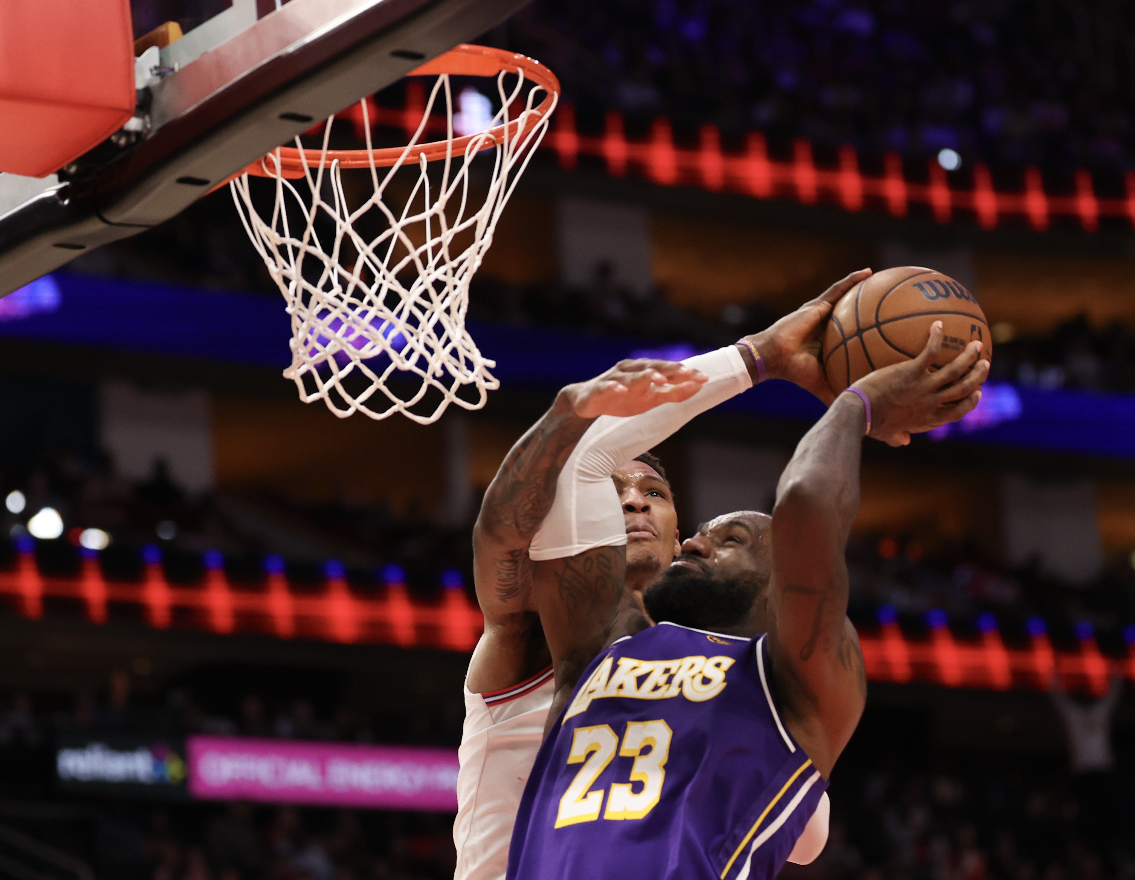 小贾巴里：防守端必须给湖人制造麻烦 迫使他们脱离战术跑位