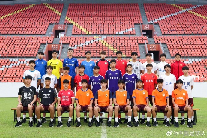 U17国少第三期集训2胜1平 29人穿母队球衣拍全家福