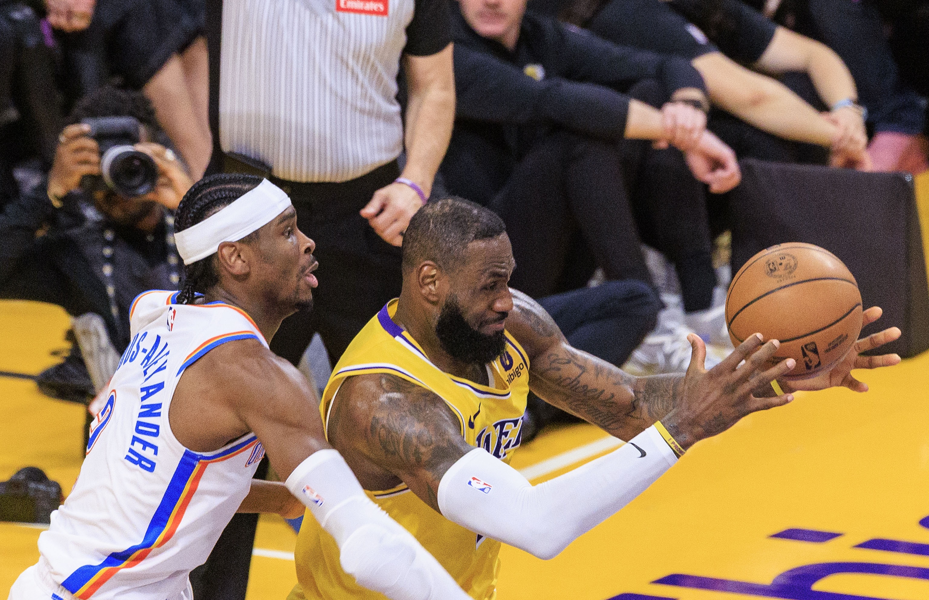 雷霆防守尺度再遭炮轰：里夫斯怒斥裁判双标，雷迪克称詹姆斯罚球待遇最差