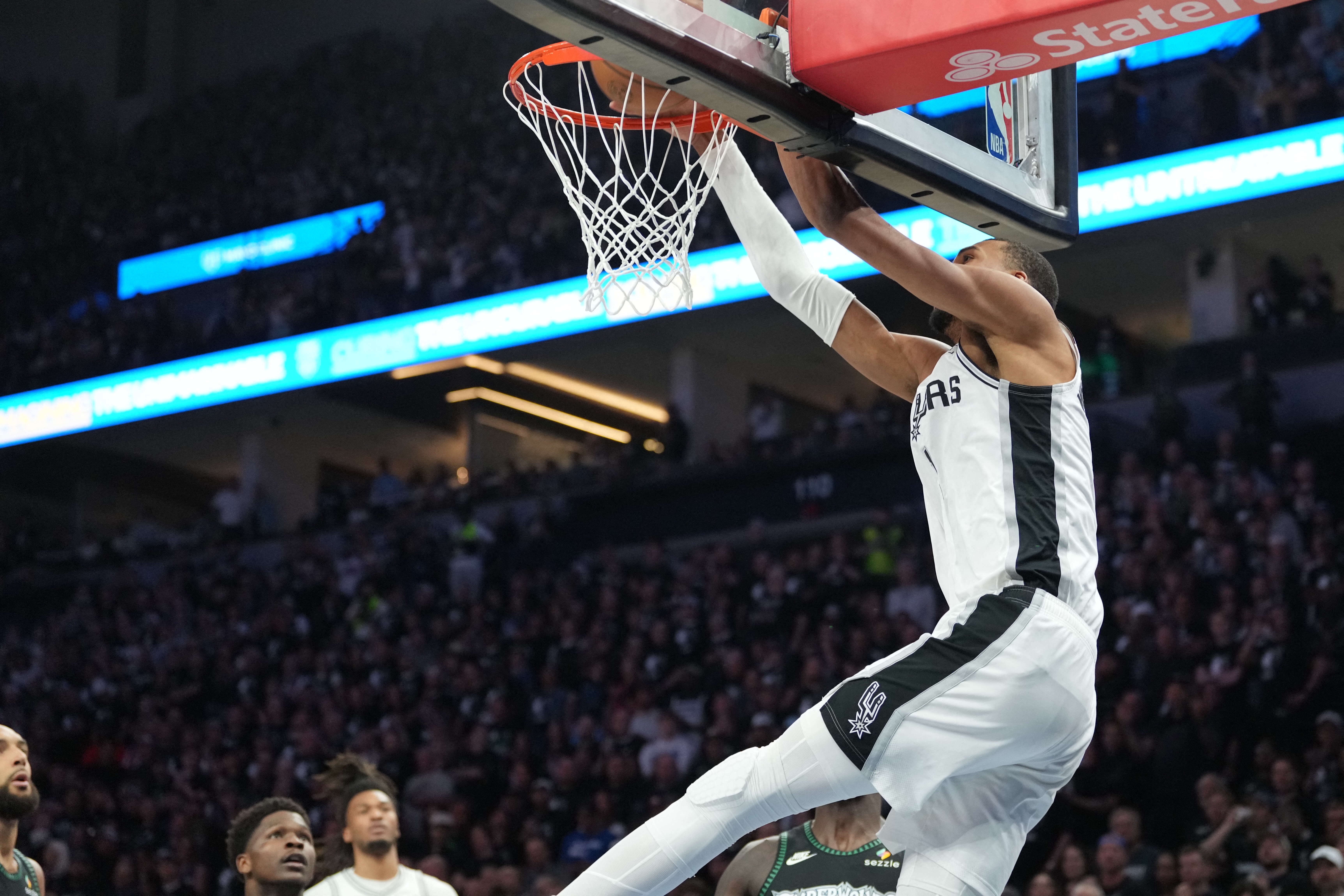 文班创纪录：西决前场均20+10领跑全队，超越塔图姆成最年轻