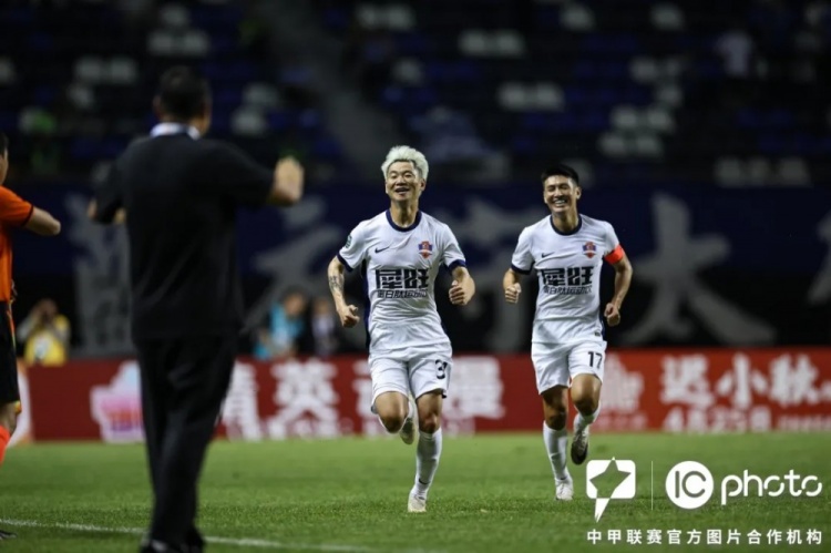 冯刚任意球破门,梅州客家1-0险胜石家庄功夫止连败颓势 冯刚任意球破门,梅州客家1-0险胜石家庄功夫止连败颓势