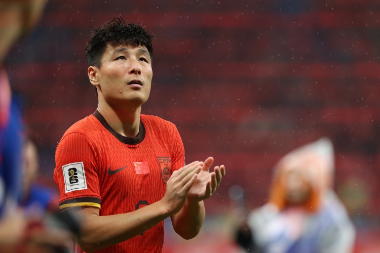 国足抵新当晚开练 雨战风险加剧 武磊张玉宁或联袂锋线 国足抵新当晚开练 雨战风险加剧 武磊张玉宁或联袂锋线
