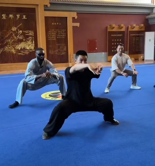 布朗少林寺习武：效仿文班亚马？