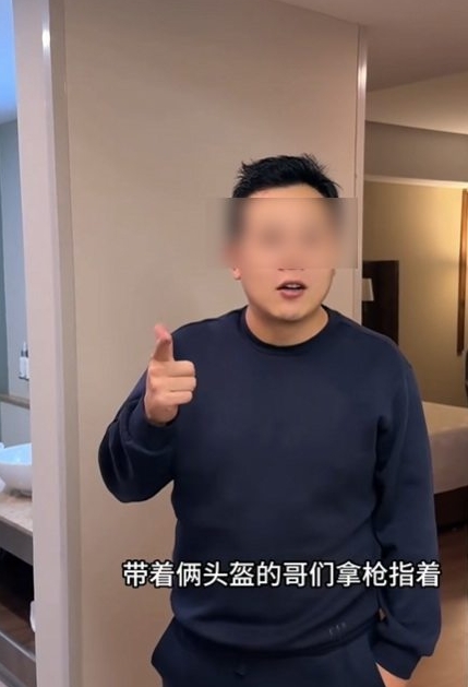 墨西哥世界杯揭幕战前：中国球迷机场外遭持枪抢劫，护照现金被抢，警察到场先索贿
