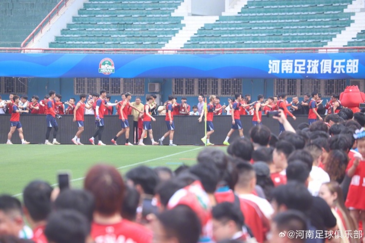 河南队间歇期备战公开：数百球迷冒暑观训，球员赛后集体签名