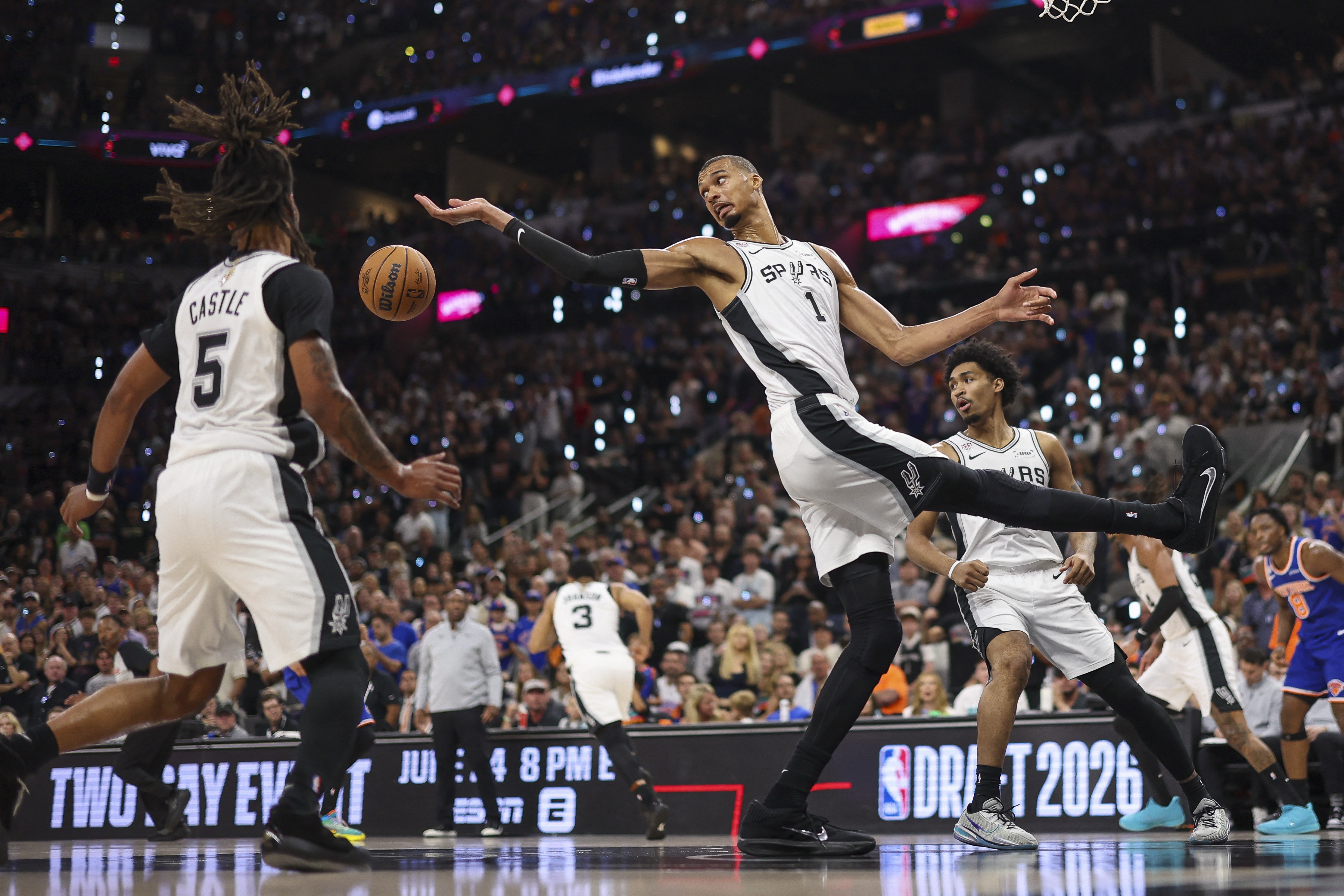 马刺1-4出局引火媒反驳：三核心已超火箭所有年轻人
